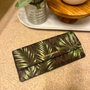Michael Kors Jet Set Travel Flat - Palm Leaves Wallet